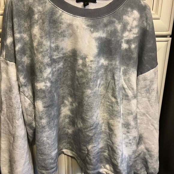 Solar Mist Sweatshirt in Sky
L'urv
Color:Sky L - Picture 7 of 10